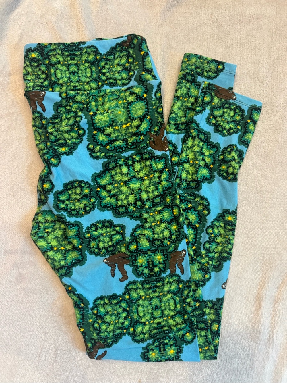 LuLaRoe Mommy And Me Blue Green Hiding Bigfoot Sasquatch Print Leggings TC L/XL - Picture 3 of 8